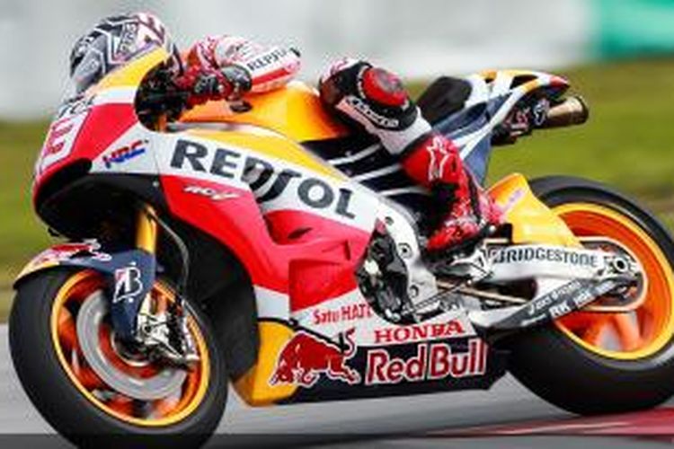 Pebalap Repsol Honda asal Spanyol, Marc Marquez, memacu motornya pada hari kedua uji coba kedua di Sirkuit Sepang, Malaysia, Selasa (24/3/2015).