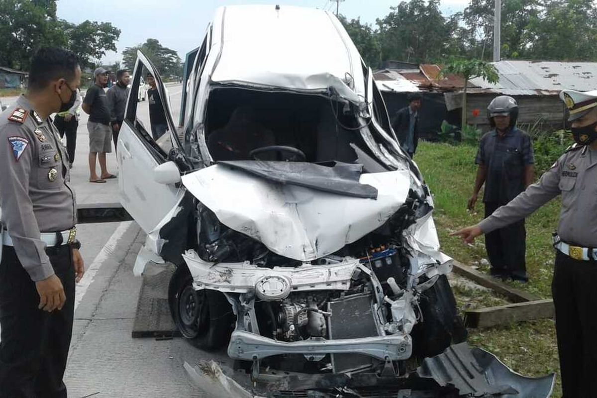 Petugas Satlantas Polres Kampar mengevakuasi mobil Sigra yang mengalami kecelakaan dengan truk hingga menewaskan lima orang penumpang di jalan lintas Pekanbaru-Bangkinang di Desa Rimbo Panjang, Kecamatan Tambang, Kabupaten Kampar, Riau, Rabu (16/12/2020).