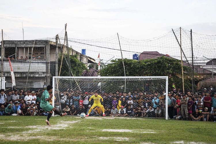 Penonton menyaksikan adu tendangan penalti dalam laga semifinal dalam turnamen Kades Cup 1 di lapangan Bonek Arena Tangerang, Banten.