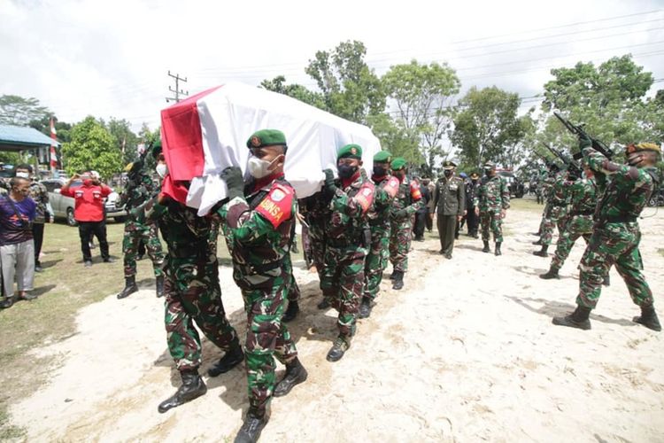 Pratu Ida Bagus Putu Suwarman, prajurit yang gugur setelah diduga ditembak Kelompok Kriminal Bersenjata (KKB) di Distrik Kiwirok, Kabupaten Pegunungan Bintang, Papua, dimamkan secara militer di taman makam pahlawan, Kecamatan Ngabang, Kabupaten Landak, Kalimantan Barat (Kalbar), Kamis (23/09/2021). Acara yang dipimpin Komandan Korem 121/Alambhana Wanawwai Brigjen TNI Ronny pemakaman berlangsung khidmat.