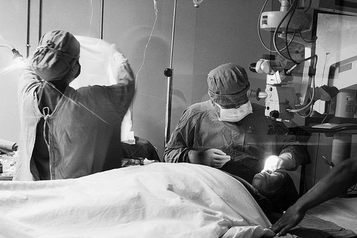 Operasi katarak dengan teknik operasi sayatan kecil di kedua sisi bola mata hanya perlu waktu lima menit seperti dilakukan tim medis Tilganga Institute of Ophthalmology di Kathmandu, Nepal, akhir November 2011. 