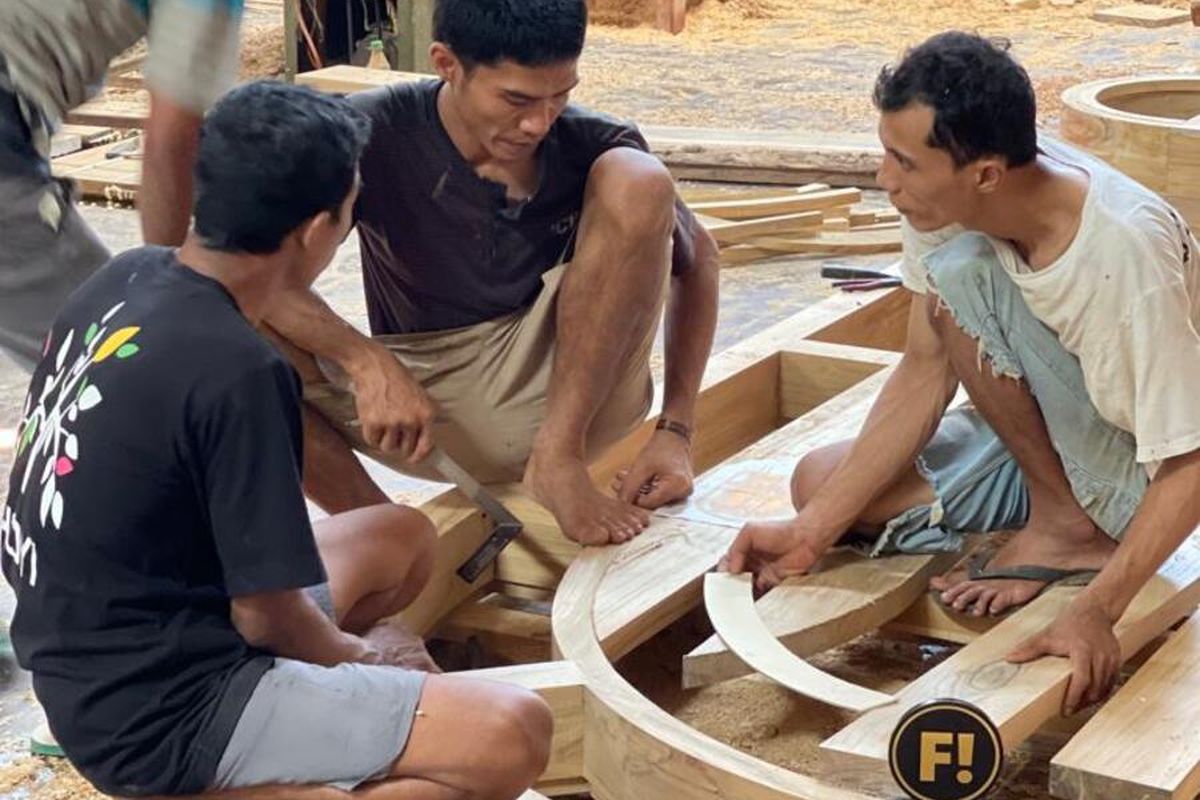 Para pekerja menuntaskan produk mebel di sentra produksi&nbsp;Furncraft.id di Kabupaten Jepara, Jawa Tengah, beberapa waktu lalu&nbsp;