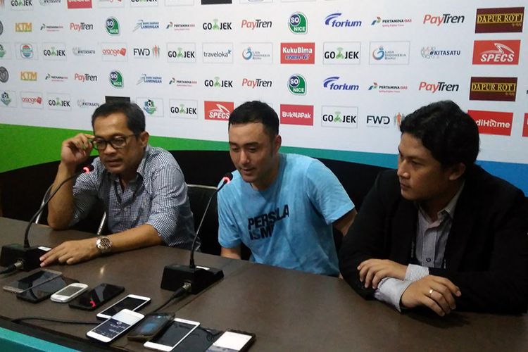 Pelatih Persela Lamongan Aji Santoso (kiri), setelah pertandingan lawan Persija Jakarta, 20 Mei 2018.