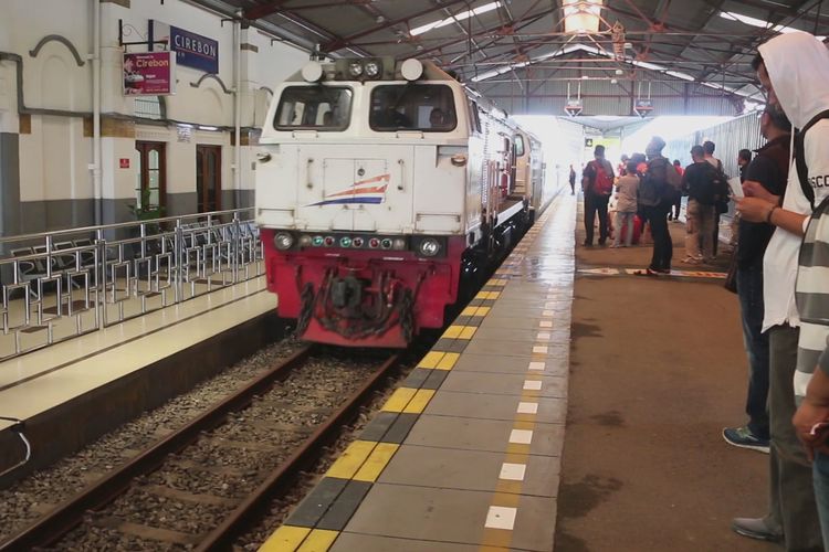 Sejumlah penumpang menunggu Kereta Api Sawunggalih dari Stasiun Cirebon menuju Stasiun Pasar Senen, Sabtu (18/5/2019). Pada masa angkutan lebaran tahun 2019, PT KAI Daop III Cirebon menambah sebanyak 4.7 persen kuota tempat duduk dari tahun lalu. 