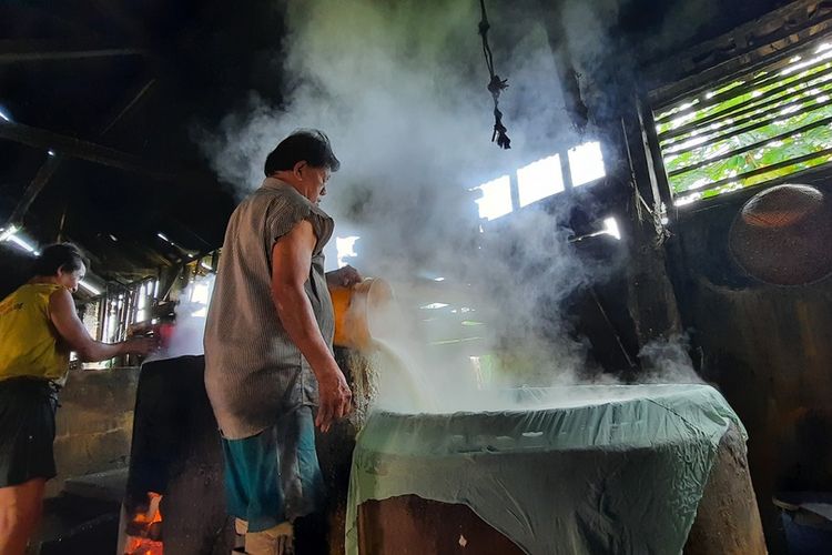Beberapa pabrik perajin tahu di Kecamatan Indihiang, Kota Tasikmalaya, masih produksi saat aksi mogok nasional protes mahalnya harga kedelai, Selasa (22/2/2022).