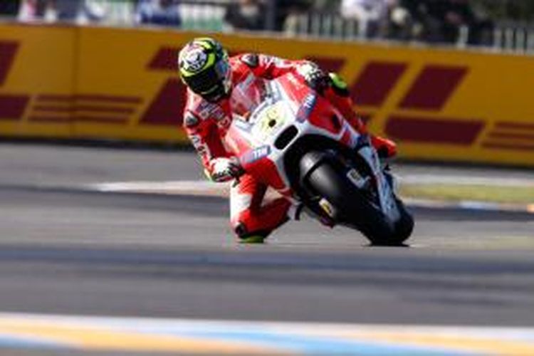 Pebalap Ducati asal Italia, Andrea Iannone, memacu motornya pada sesi latihan bebas kedua GP Perancis di Sirkuit Le Mans, Jumat (15/5/2015).