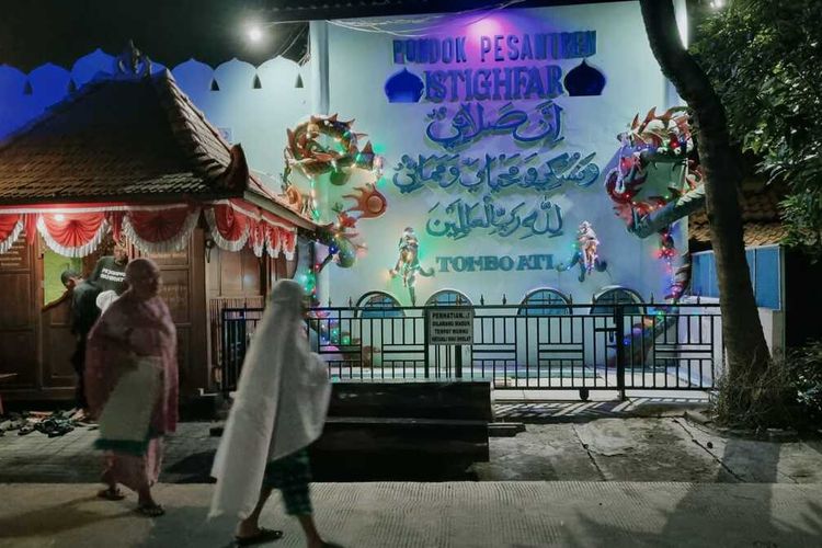 Suasana usai sala tarawih di Pondok Pesantren Istighfar, kampung Perbalan, Purwosari, Semarang, Jumat (24/3/2023).