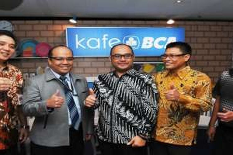 (Kiri-Kanan) Corporate Secretary PT Bank Central Asia Tbk (BCA)Jan Hendra, Direktur Group Risiko Perekonomian dan Sistem Keuangan Lembaga Penjamin Simpanan (LPS) Doddy Ariefianto, Ketua Bidang Organisasi, Kaderisasi dan Keanggotaan Himpunan Pengusaha Muda Indonesia (HIPMI) Anggawira, Managing Partner Inventure Yuswohady, dan Head of Corporate Communication BCA  Mulyasti Dwi Narini berbincang di sela-sela forum Kafe BCA 4 yang bertemakan “Economic Outlook 2017”, Jakarta, Rabu (14/12).