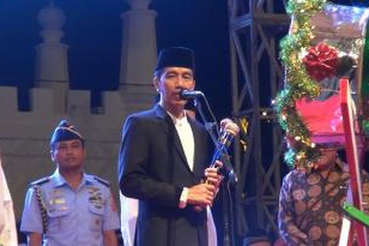 Jokowi meukul beduk menandai dimulainya pawai takbir menyambut Idul fitri di Kota Banda Aceh. Ribuan warga Kota Banda Aceh dan sekitarnya menyaksikan pawai akbar yang dihadiri oleh Presiden Joko Widodo.