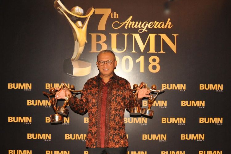 Direktur Utama PTBA Arviyan Arifin juga dinobatkan sebagai The Best CEO kategori Strategic Orientation pada Perusahaan BUMN Tbk pada Malam Anugerah BUMN 2018 di JW Marriot Jakarta, Kamis (9/8/2018)