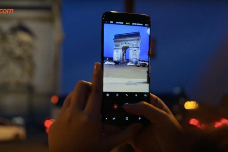 Menguji kamera Galaxy S9 dalam kondisi minim cahaya.