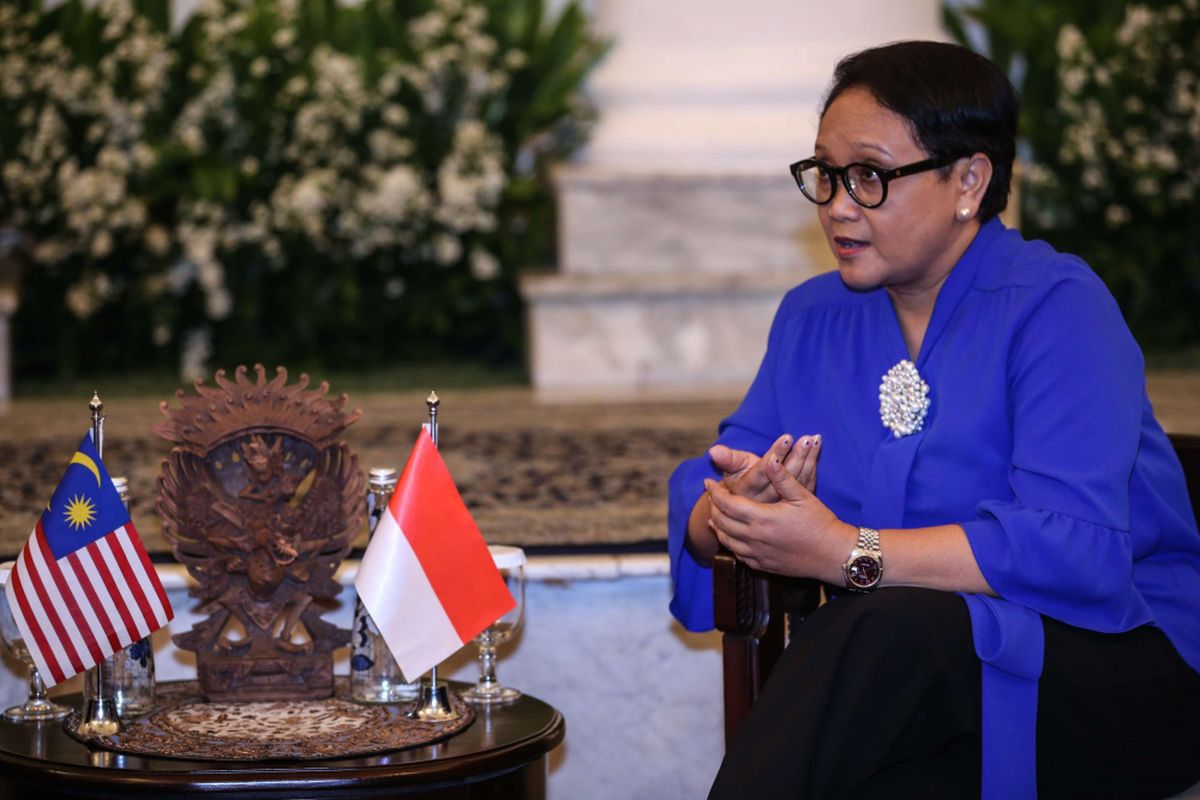 Menteri Luar Negeri RI Retno Marsudi melakukan pertemuan dengan Menteri Luar Negeri Malaysia Saifuddin Abdullah di Gedung Pancasila, Kementerian Luar Negeri RI, Jakarta, Senin (23/7/2018). Dalam pertemuan tersebut, tiga isu utama yang menjadi fokus pembicaraan yaitu, membahas upaya untuk perundingan wilayah perbatasan, perlindungan warga negara Indonesia (WNI) dan masalah perdagangan kelapa sawit Indonesia dan Malaysia.