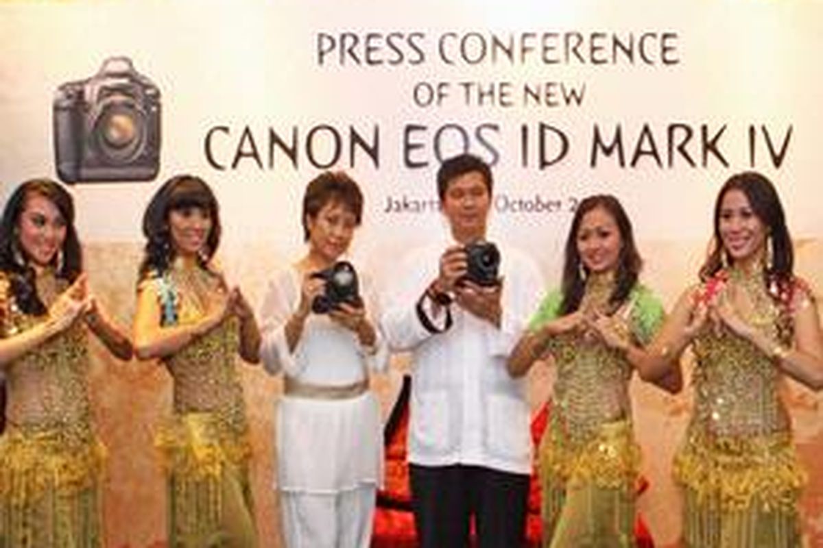 Direktur Canon Division PT Datascrip Merry Harun (ketiga dari kiri) memperlihatkan Canon EOS-1D Mark IV.