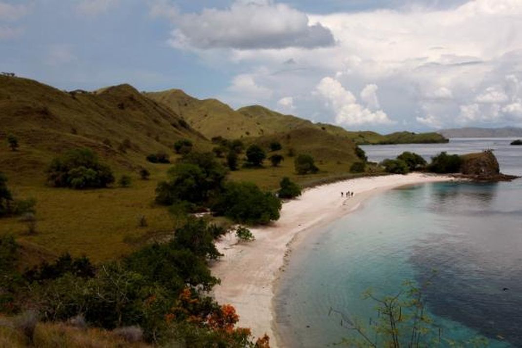 Dua Pantai di Indonesia dengan Pasir Merah Merona