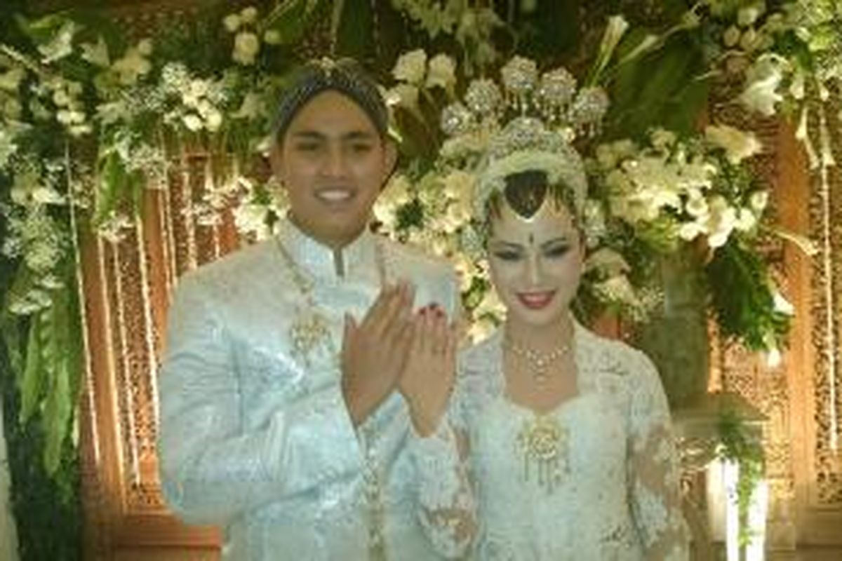 Artis peran Chacha Frederica dan suaminya, Dico Ganinduto, diabadikan usai menggelar acara akad nikah di Hotel Fairmont, Senayan, Jakarta Pusat, Minggu (23/8/2015).