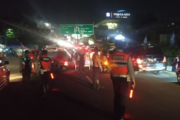 Situasi arus lalu lintas saat diberlakukannya kembali ganjil genap di Puncak Bogor, Jawa Barat, pada Sabtu (18/9/2021) malam.