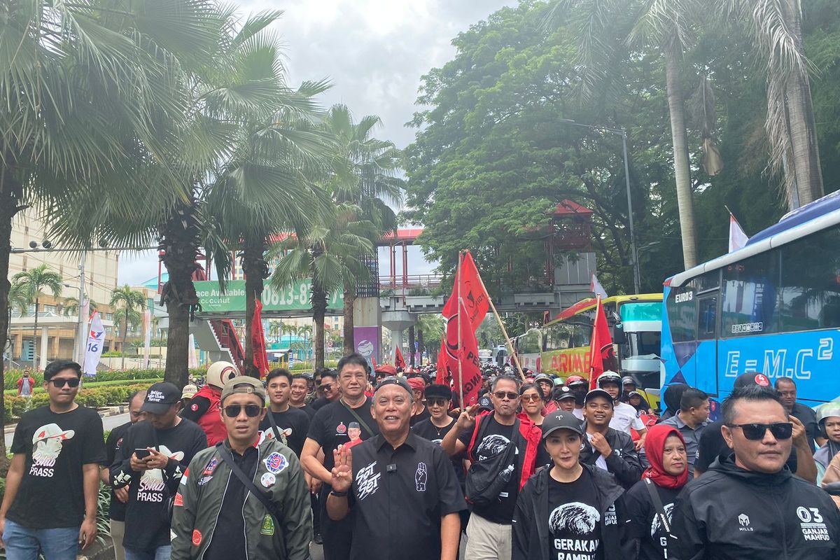 Aksi longmarch dari PDI Perjuangan menuju Gelora Bung Karno, Jakarta Pusat, Sabtu (3/2/2024).