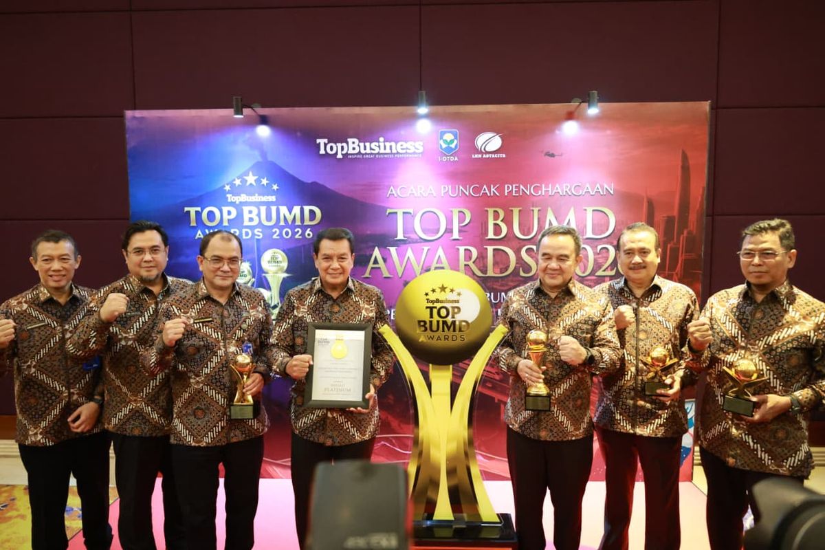 Bupati Mochamad Maesyal Rasyid menerima penghargaan dalam ajang Top BUMD Award 2026 yang digelar di Dian Ballroom Hotel Raffles, Jakarta, Senin (13/4/2026).
