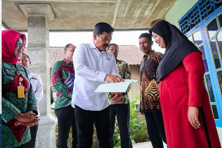 Menteri ATR/Kepala BPN  Hadi Tjahjanto menyerahkan sertifikat kepada masyarakat di Desa Bumi Agung, Kabupaten Pesawaran, Lampung, Kamis (26/10/2023). 
