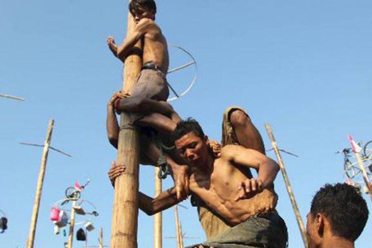 Kerja sama peserta untuk menggapai pucuk batang pinang saat mengikuti lomba panjat pinang dalam rangka HUT Kemerdekaan RI ke-67 di Pantai Festival, Taman Impian Jaya Ancol, Jakarta Utara, Jumat (17/8/2012). Dalam perlombaan itu disiapkan 67 batang pohon pinang dengan aneka macam hadiah. 