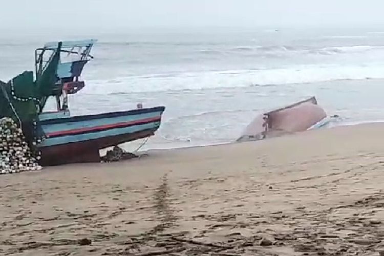 Dua perahu nelayan terdampar di Pantai Gayasan Blitar, Kamis (7/9/2023)