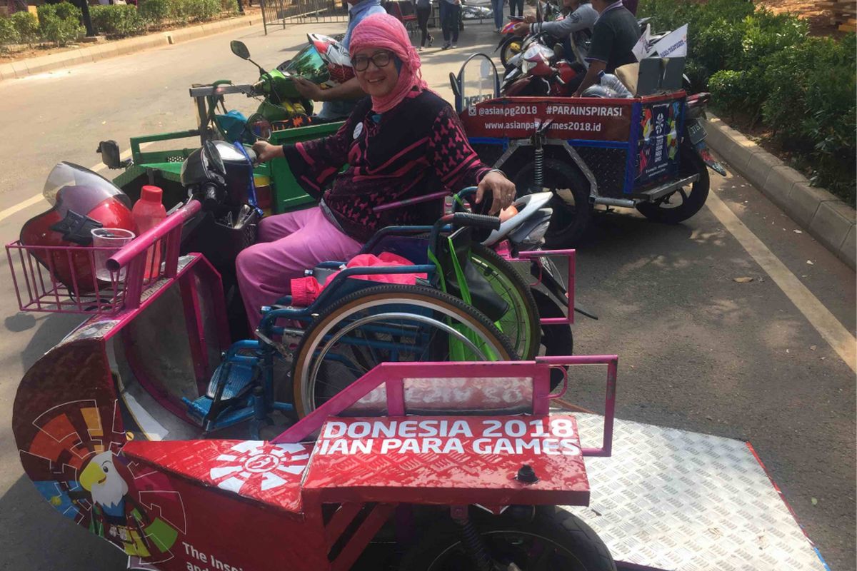 Panitia Asian Para Games menyediakan puluhan kendaraan ojek disabiltitS untuk membantu mengantarkan para atlet dan pengunjung Asian Para Games untuk sampai ke venue tujuan yang berada di dalam kawasan Gelora Bung Karno  (GBK), Senayan, Jakarta Pusat, Minggu (7/10/2018). 