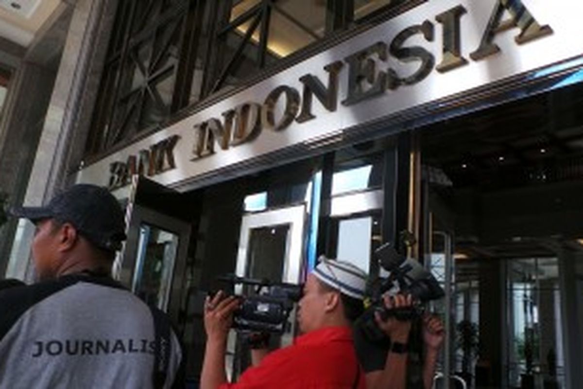 Awak media menanti di depan Gedung Bank Indonesia. Tim KPK tengah melakukan penggeledahan terkait kasus Century. Selasa (25/6/2013).