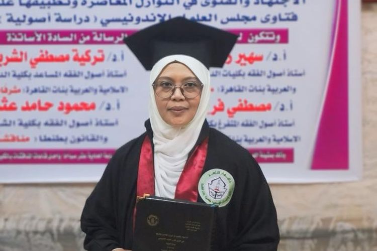 Iffatul Umniati Ismail yang meraih gelar doktor di Universitas Al-Azhar Mesir dengan predikat tertinggi Summa Cumlaude.