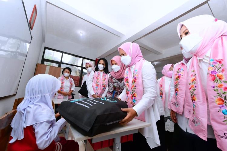Iriana Jokowi tinjau vaksinasi anak dan serahkan bantuan sosial di Kota Bandung, Jawa Barat.