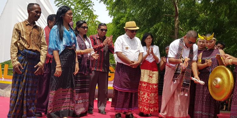 Bupati Flores Timur, Anton Gege Hadjon membuka Festival Bale Nagi di Pantai Oa, Kecamatan Wulanggitang, Kabupaten Flores Timur, Nusa Tenggara Timur, Sabtu (6/4/2019).