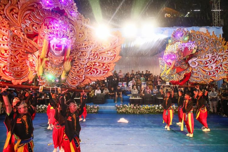 Gelaran Parade Seni Budaya dalam rangka Hari Jadi ke-80 Provinsi Jawa Tengah di Jalan Pahlawan Kota Semarang pada Kamis, (21/8/2025) malam berlangsung meriah.
