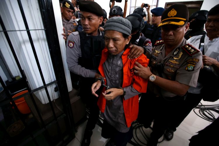 Terdakwa kasus teror bom Thamrin Aman Abdurrahman usai menjalani sidang di Pengadilan Negeri Jakarta Selatan, Jumat (18/5/2018). Ia dituntut hukuman mati oleh jaksa penuntut umum (JPU) karena dianggap sebagai pihak yang bertanggung jawab saat aksi teror di Jalan MH Thamrin, Jakarta Pusat, awal 2016.