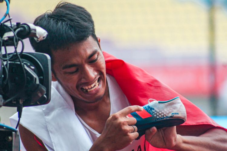 Atlet para atletik Indonesia, Eko Saputra, meraih medali emas ASEAN Para Games 2022 di Stadion Manahan, Solo, Selasa (2/8/2022).