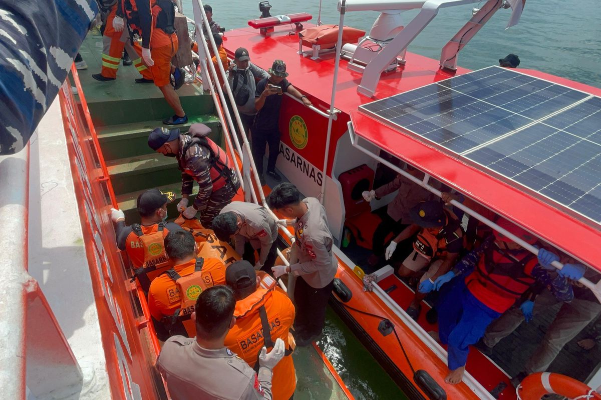 Tim SAR Gabungan berhasil menemukan satu korban terakhir dalam keadaan meninggal dunia di operasi pencarian korban tenggelamnya kapal feri KMP Muchlisa di perairan Penajam Paser Utara, Kalimantan Timur, Rabu (7/5/2025)