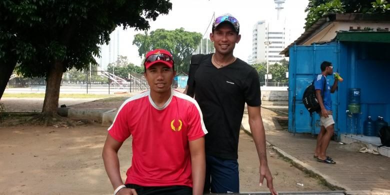 Pemain voli pantai Indonesia, Koko Prasetyo (kanan), berpose bersama Andy Ardiansyah, mantan rekan satu timnya yang kini menjadi pelatih, di lapangan ABC Gelora Bung Karno, Senayan, Rabu (20/8/2014).