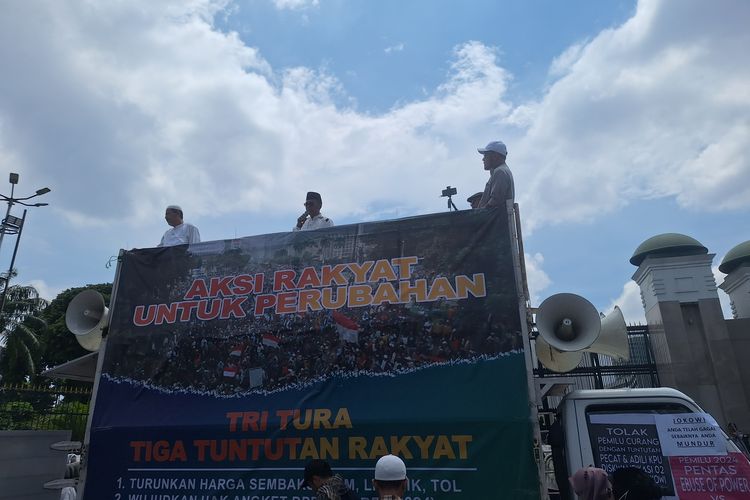 Aksi demo Relaman Amin menutut pemakzulan Jokowi di Depan Gedung MPR/DPR RI, Jumat (1/2/2024).