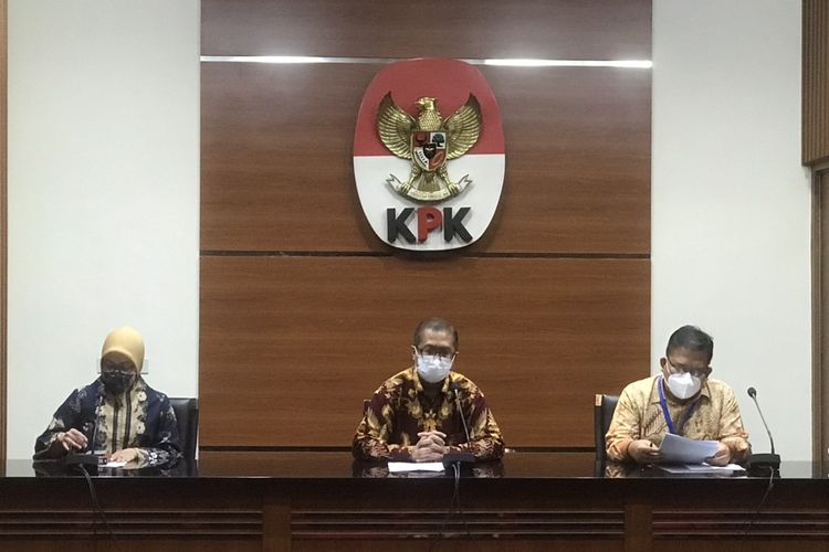 Pelaksana Tugas Juru Bicara KPK Ipi Maryati (kiri), Sekretaris Jenderal KPK Cahya Harefa (Tengah), Ketua Pansel Pejabat Tinggi KPK Adrianus Melialala (kanan) dalam konferensi pers di Gedung Merah Putih KPK, Jakarta, Jumat (18/3/2022).