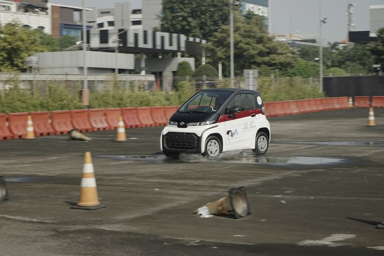 Toyota C+ Pod kendaraan listrik dua penumpang yang menarik. Kompas.com mencoba di area terbatas meski sangat disayangkan mobil ini tidak dijual di Indonesia