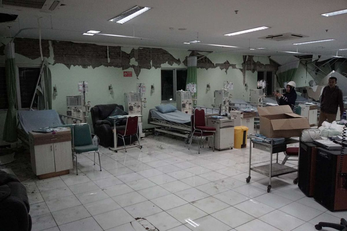 Kondisi ruangan hemodialisa yang mengalami kerusakan akibat gempa bumi magnitude 6,9 SR, di RSUD Banyumas, Jawa Tengah, Sabtu (16/12/2017).