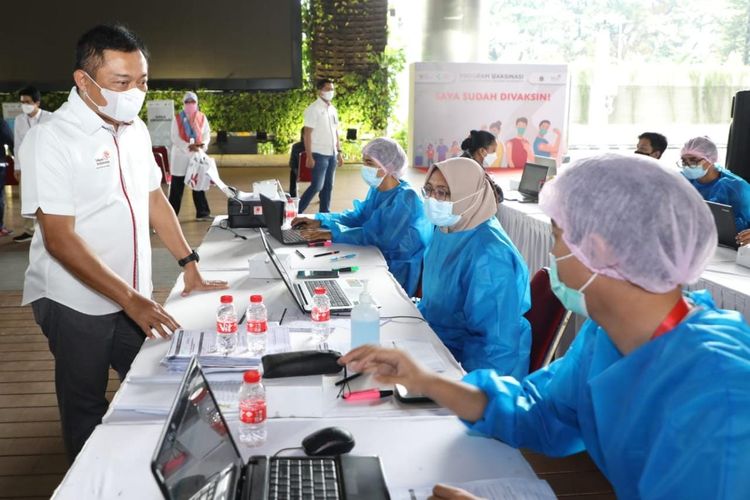 Direktur Utama Telkom Ririek Adriansyah (kiri) menyapa petugas vaksinasi dalam kunjungan peninjauan vaksinasi Covid-19 TelkomGroup di Jakarta, Senin (30/8/2021).