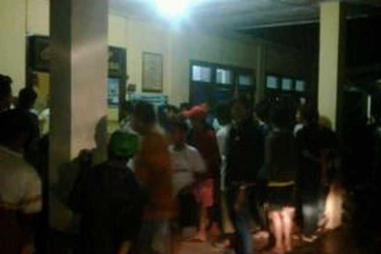 Puluhan massa mendatangi Polsek Teluk Segara, Kota Bengkulu, meminta agar polisi tidak melepaskan pasangan mesum