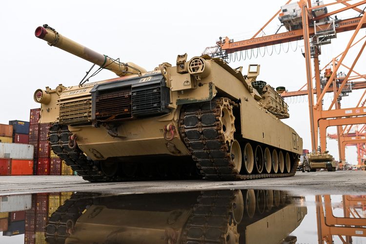 Tank Abrams M1A2 milik Angkatan Darat Amerika Serikat disiapkan untuk latihan 2nd Armored Brigade Combat Team di Terminal Kontainer Baltik, Gdynia, Polandia, 3 Desember 2022.