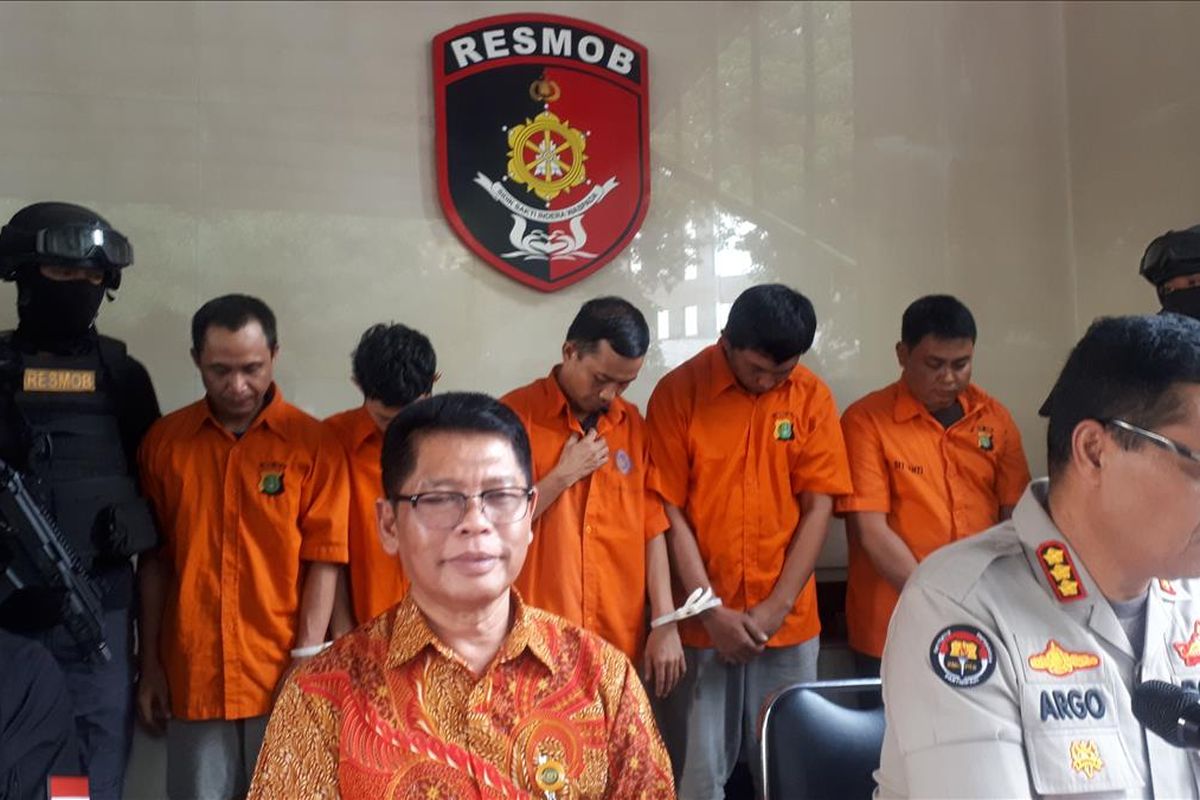 Polisi menangkap enam tersangka dugaan penipuan dan tindak pidana pencucian uang dengan modus menyamar sebagai panitera Mahkamah Agung dan Pengadilan Negeri. Masing-masing tersangka bernama Andi, Riswan, Agus, Eko, Suwardi, dan Sarman. Foto diambil di Polda Metro Jaya, Jakarta Selatan, Jumat (2/8/2019).