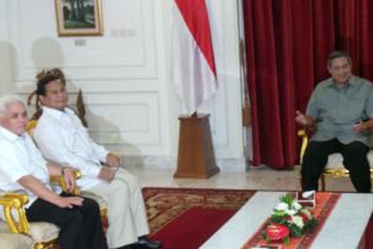 Pasangan bakal calon presiden dan wakil presiden, Prabowo Subianto dan Hatta Rajasa bertemu Presiden Susilo Bambang Yudhoyono di kantor kepresidenan, Selasa (13/5/2014).