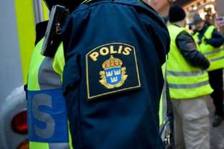 Polisi Swedia mengamankan lokasi penembakan di Malmo, kota di bagian selatan negara itu setelah penembakan yang melukai empat orang pada Minggu (25/9/2016). 