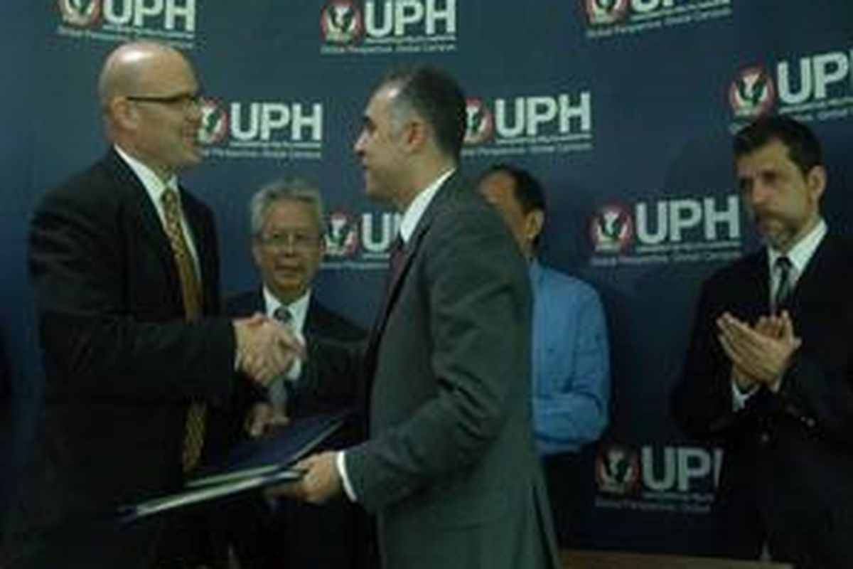 Microsoft Innovation Center beroperasi secara resmi di kampus UPH, Senin (7/12). Penandatanganan kerja sama antara UPH dan Microsoft dilakukan Sheldon C. Nord (President UPH) dan Faycal Bouchlaghem (COO Microsoft Indonesia), disaksikan Gary Miller (Executive Vice Counselor UPH),  Jonathan L. Parapak (Rektor UPH), Ashwin Sasongko (Dirjen Aplikasi Telematika Depkominfo),  dan  Orlando Ayala (Senior VP Emenrging Markets Microsoft)   