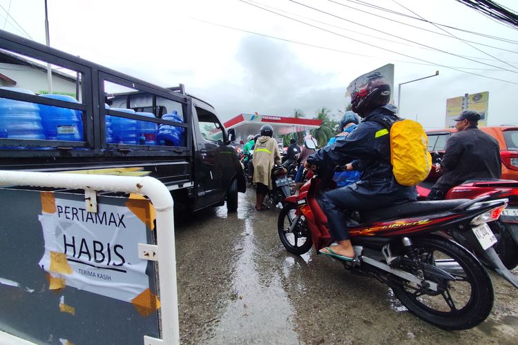 BBM Langka di Balikpapan, Warga Serbu SPBU Sejak Pagi Buta