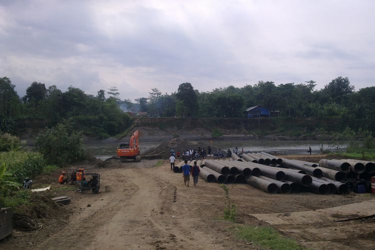 Lokasi pembangunan Jembatan Ngadiluwih di Kabupaten Kediri, Jawa Timur, Senin (15/5/2017)
