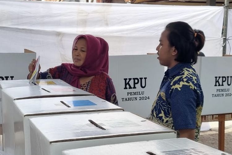 Salah satu pemilih yang menggunakan haknya saat PSU di Surabaya, Sabtu (24/2/2024).