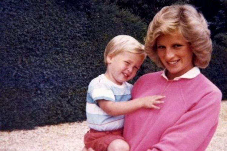 Putri Diana sedang menggendong Pangeran William.